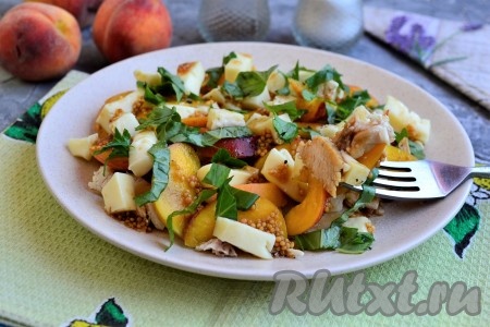 Лёгкий, вкусный и необычный салат, приготовленный с курицей и персиками, можно подавать к столу.
