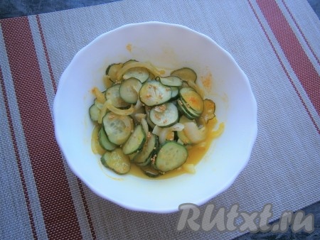 Отправить миску с огурцами в микроволновку на 3 минуты при мощности 750 Ватт. За это время огурцы пустят достаточное количество сока, но ещё не поменяют цвет. Их нужно перемешать.
