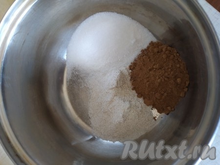 Добавляем в кастрюлю 4 столовые ложки ржаной муки и 4 столовые ложки сахара (или по вкусу).