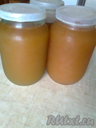 Через сутки он посветлеет и напиток нужно слить из банки так, чтобы осадок остался в 3-литровой банке, а потом пропустить квас через несколько слоёв марли и разлить в 1-литровые банки или пластиковые бутылки,