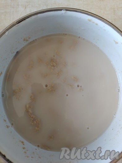 Кастрюльку накрыть крышкой, можно укутать полотенцем и дать остыть солодовому настою естественным способом до едва тёплого состояния. Остальную воду также оставляем остывать до едва тёплого состояния. В 3-литровую банку вливаем солодовый настой, добавляем изюм.

Отдельно размешиваем 3 столовые ложки закваски с небольшим количеством (100 мл) тёплой воды и добавляем в банку.