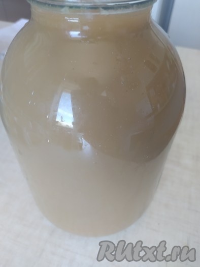 Закваска запустит в напитке молочнокислое брожение, а изюм - спиртовое, ведь настоящий квас - продукт двойного брожения. Доливаем банку тёплой водой доверху, всё хорошенько перемешиваем, накрываем марлей и оставляем при комнатной температуре на сутки. Сначала квас будет мутным, так и должно быть.
