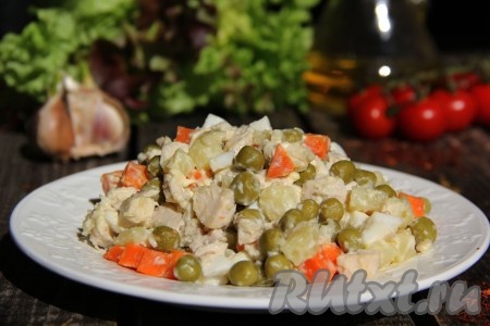 Яркий, очень вкусный, сытный салат "Цыпочка", приготовленный&nbsp;с курицей и горошком, подать к столу. Уверена, это блюдо, благодаря интересной заправке и отличному сочетанию ингредиентов, понравится многим!