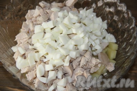 Яйца сварить вкрутую (на варку нужно будет минут 10 с момента закипания воды), остудить и почистить. Варёные яйца разделить на желтки и белки. Нарезать белки на кубики и добавить в салат.