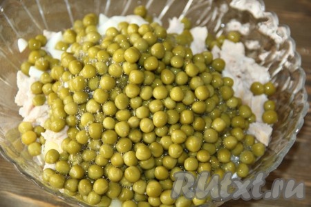 Банку с консервированным горошком открыть, слить из неё жидкость и добавить горошек в салат.
