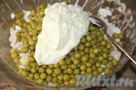 Выложить заправку в салат.
