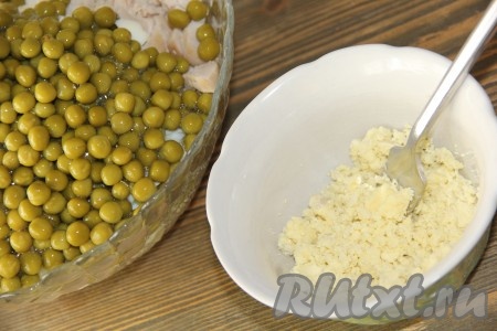 Для приготовления заправки для салата "Цыпочка" поместить желтки в миску и размять вилкой.