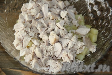 Куриное филе сварить в подсоленной воде в течение 25 минут с момента закипания, а затем остудить в бульоне. Нарезать мясо курицы на кубики, примерно, такого же размера, как мы нарезали морковку с картошкой. Нарезанное филе выложить в салат из картофеля и морковки.