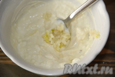 К размятым желткам добавить майонез, перемешать, добавить пропущенный через пресс зубчик чеснока, тщательно перемешать и заправка для салата готова.