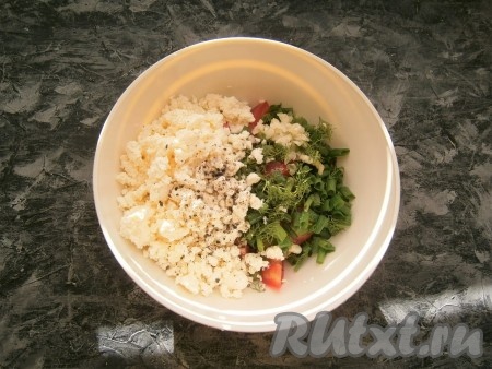 Помидоры, зелёный лук, укроп и чеснок выложить в миску, добавить творог, который должен быть мягким и жирным. Салат посолить, поперчить, влить оливковое масло.