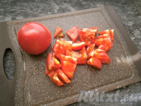 Помидоры вымыть, нарезать дольками.
