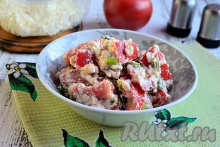 Салат с помидорами, творогом и чесноком