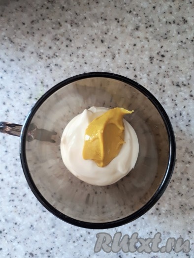 Приготовить заправку для салата, для этого соединить сметану и готовую горчицу. Горчицу советую взять вкусную - такую, какую вы любите.