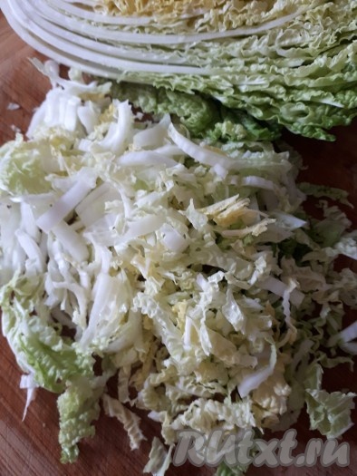 Пекинскую капусту вымыть, нашинковать, сложить в миску.