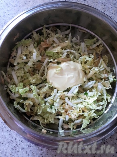 Заправить салат, перемешать, посолить и поперчить по вкусу.
