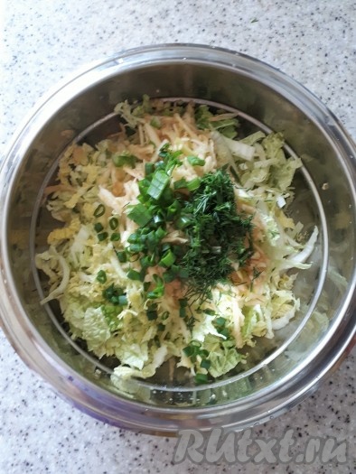 Зелёный лук и укроп измельчить, добавить в салат из пекинской капусты и яблока, перемешать.
