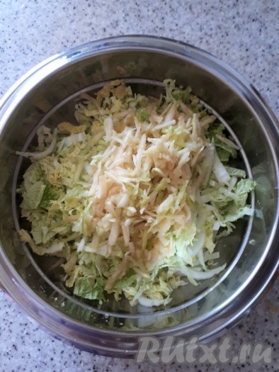 Сбрызнуть натёртое яблоко лимонным соком, чтобы не потемнело.&nbsp;
