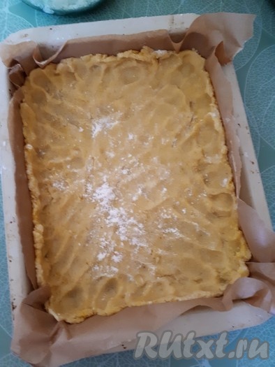 Форму для выпечки, если необходимо (если форма не силиконовая), смазать маслом или застелить пергаментом. Выложить охлаждённое тесто, формируя бортики. Тесто можно раскатать в пласт, размером чуть больше основания формы, а можно распределить по всей форме пальчиками, окунув их в муку.