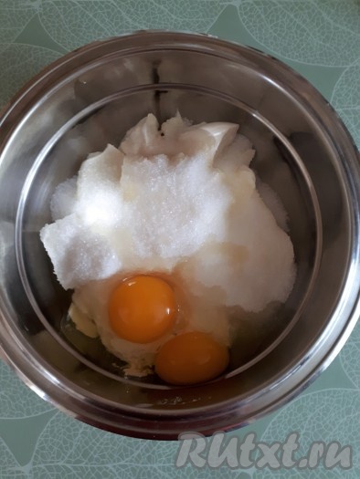 Для приготовления крошки соединить в миске муку, крахмал и сахар, перетереть руками до образования крошек.
Для приготовления творожной начинки соединить в миске творог, яйца и сахар, перемешать до однородности. Если творог крупинками, можно смесь пробить погружным блендером для получения более гладкой консистенции. Я использовала пастообразный творог, поэтому пробивать не пришлось.