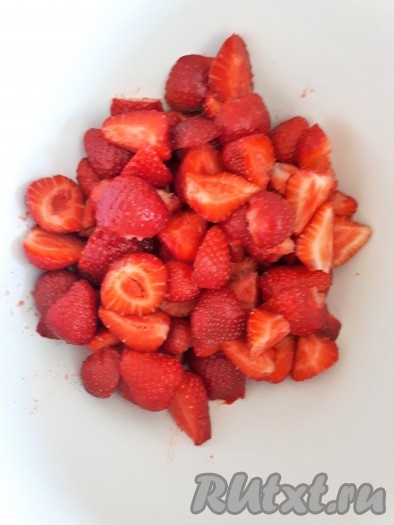 Клубнику вымыть, удалить чашелистики, крупные ягоды разрезать пополам.