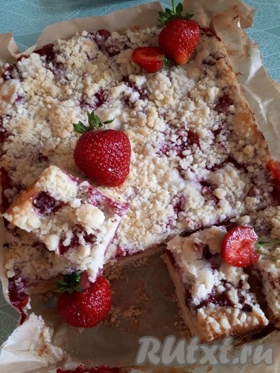 Песочный пирог с творогом и клубникой подать полностью остывшим. Будет ещё вкуснее, если перед подачей некоторое время подержать его в холодильнике. Уверена, этот нежный, ароматный пирог понравится и вам, и вашим близким!