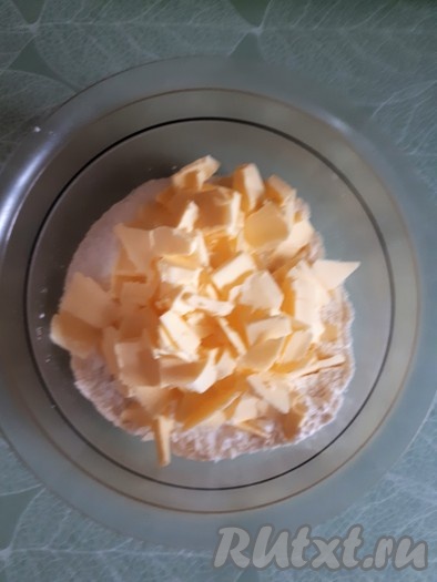 Добавить кусочки холодного сливочного масла и перетереть руками до образования крошек.