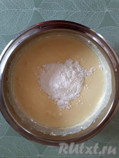 В получившуюся творожную массу добавить порошок для пудинга (у меня ванильный) или 2 столовые ложки крахмала, перемешать.