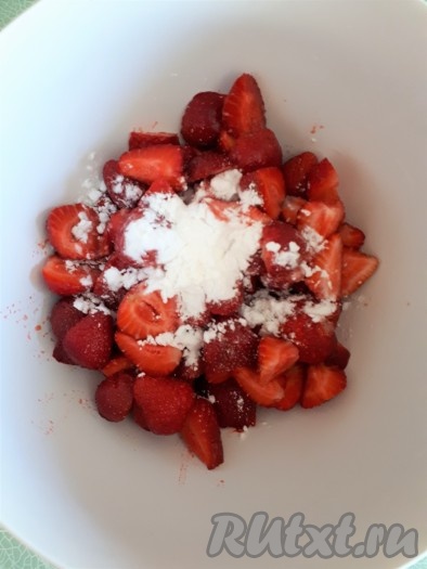 Перемешать клубнику с 1,5 столовыми ложками крахмала.