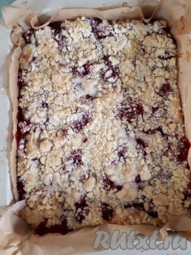 Готовый пирог вынуть из духовки и остудить.