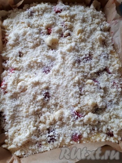 Посыпать крошкой, которую мы подготовили ранее. Поместить в духовку и выпекать песочный пирог с творогом и клубникой до готовности (приблизительно, 35 минут) при 180 градусах.