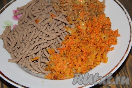 Куриную печень и обжаренные овощи пропустить через мясорубку.
