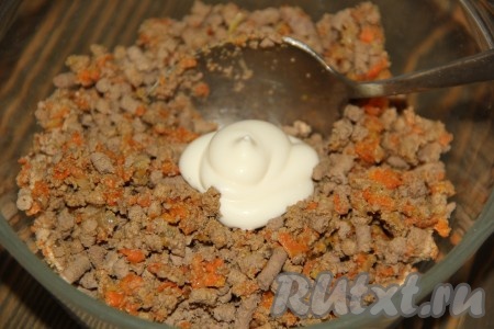 К печёночно-овощной смеси добавить майонез, перемешать, посолить и начинка для рулетиков из яичных блинчиков полностью готова.
