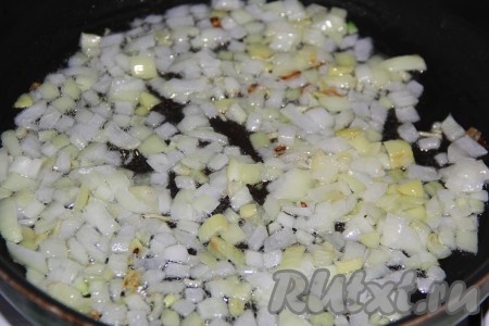 Почистить и мелко нарезать лук, затем обжарить его на растительном масле, помешивая, на среднем огне до золотистого цвета.
