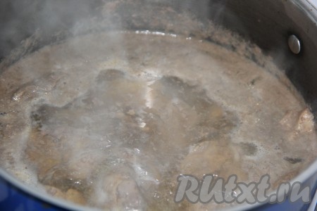 Варить печёнку минут 15 с момента закипания, затем откинуть на дуршлаг и слегка остудить.
