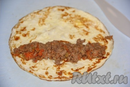 На каждый яичный блинчик выложить часть печёночной начинкой и свернуть трубочкой (рулетиком). 