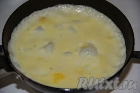 Смазать сковороду растительным маслом, поставить на огонь и хорошо разогреть, затем вылить немного яичной массы и равномерно распределить.