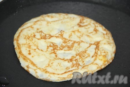 Жарить на среднем огне яичный блинчик с двух сторон до золотистого цвета. Блины жарятся очень быстро! Готовый яичный блин выложить на тарелку. Пожарить все блинчики, складывая их один на другой на тарелку. Я выпекала на сковороде диаметром 11 см и у меня получилось 11 блинов. Если жарить блинчики на сковороде большего диаметра, то и блинов получится меньше.
