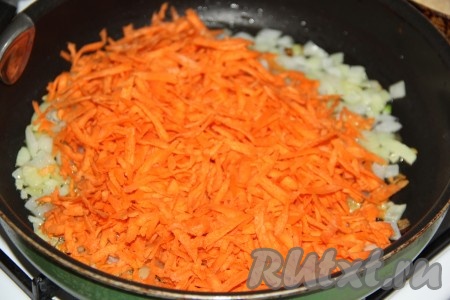 Когда лук зазолотится, выложить к нему очищенную и натёртую на крупной тёрке морковку, перемешать. Обжаривать, иногда перемешивая, на среднем огне до мягкости моркови (я жарила 10 минут), снять с огня и дать немного остыть.
