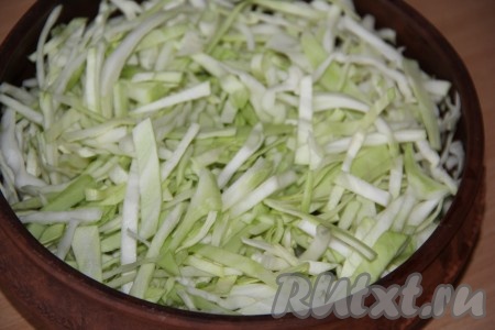 Капусту нашинковать тонкими полосками и выложить в жаропрочную форму.
