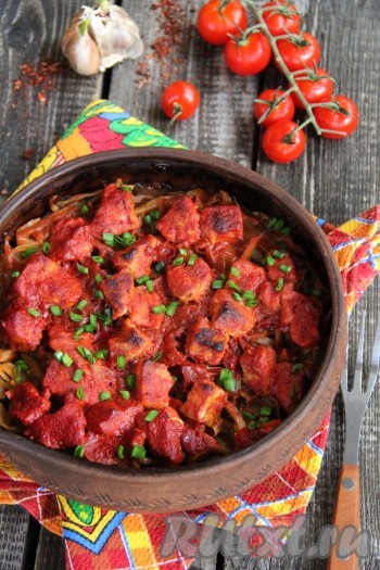 Достать готовое блюдо из духовки. Аппетитную, вкусную тушёную капусту с мясом подать к столу в горячем виде, присыпав рубленной зеленью.

