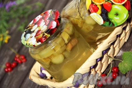 Вот так быстро и просто (без стерилизации) можно приготовить на зиму компот из ревеня. Такой вкусный напиток с приятной кислинкой несомненно понравится всей семье!