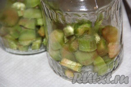 Кусочки ревеня разложить по банкам, заполняя их на 1/3 объёма.