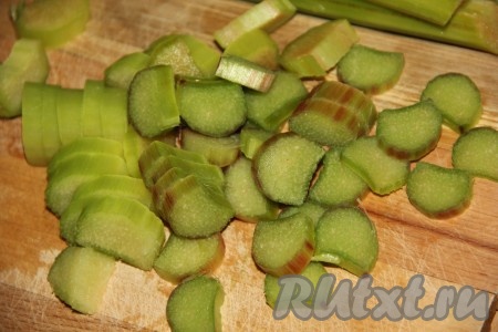 Нарезать на небольшие кусочки очищенные стебли ревеня.
