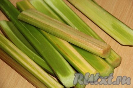 Вымыть стебли ревеня. Каждый стебель по всей длине очистить от покрывающей его тонкой плёнки.
