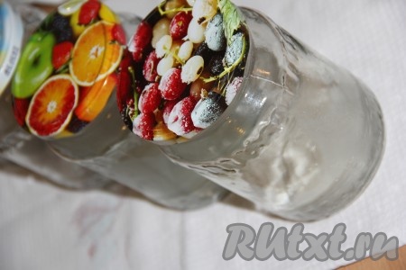 Банки для компота предварительно вымыть, а затем простерилизовать (я стерилизую в посудомоечной машине). Прокипятить крышки в течение 3 минут с момента закипания воды. Банки можно взять любого объёма (я взяла объёмом 700 мл).
