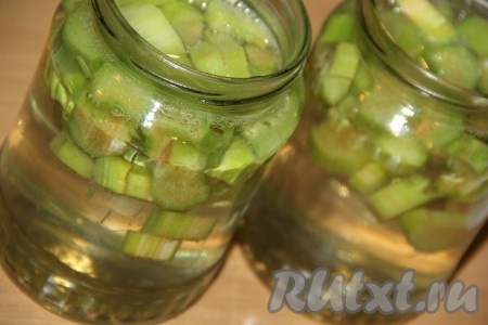 Банки с ревенем до самого горлышка заполнить горячим сиропом и сразу закрутить крышками.
