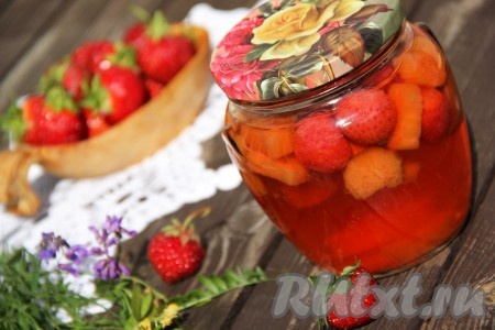 Банки с клубнично-ревеневым компотом закрутить прокипячёнными крышками и перевернуть кверху дном. Затем укутать баночки в одеяло и оставить до полного остывания. Вот такой красивый и вкусный получился компот из ревеня и клубники на зиму. Хранить эту заготовку следует в прохладном месте.
