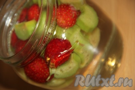 В банки с клубникой и ревенем влить до самого горлышка горячий сироп.
