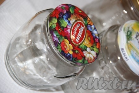 Баночки предварительно вымыть и простерилизовать (я простерилизовала в посудомойке). В кипящей воде в течение 3 минут прокипятить крышки.
