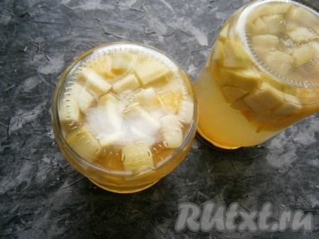 В банки с кабачками и апельсинами влить лимонный сок (около 2 чайных ложек в каждую банку) и залить кипящим сиропом до самого верха. Банки с компотом сразу же закрутить и перевернуть.
